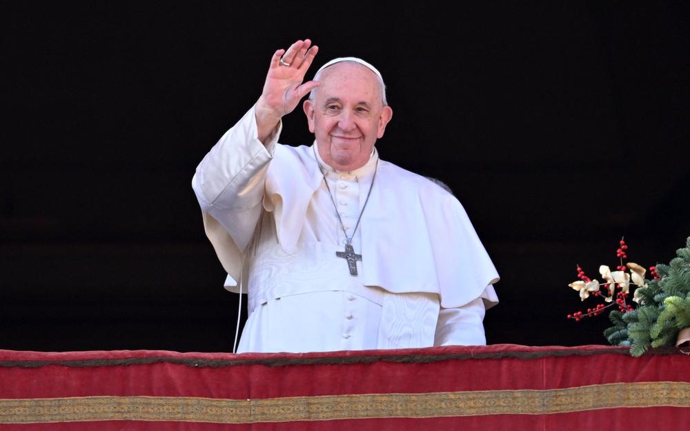 FILES-VATICAN-RELIGION-POPE-OBIT (FILES) Pope Francis waves to the crowd as he appears at the balcony to deliver his Christmas Urbi et Orbi blessing in St. Peter's Square at The Vatican on December 25, 2022. Pope Francis died on April 21, 2025 announced The Vatican. (Photo by Andreas SOLARO / AFP)